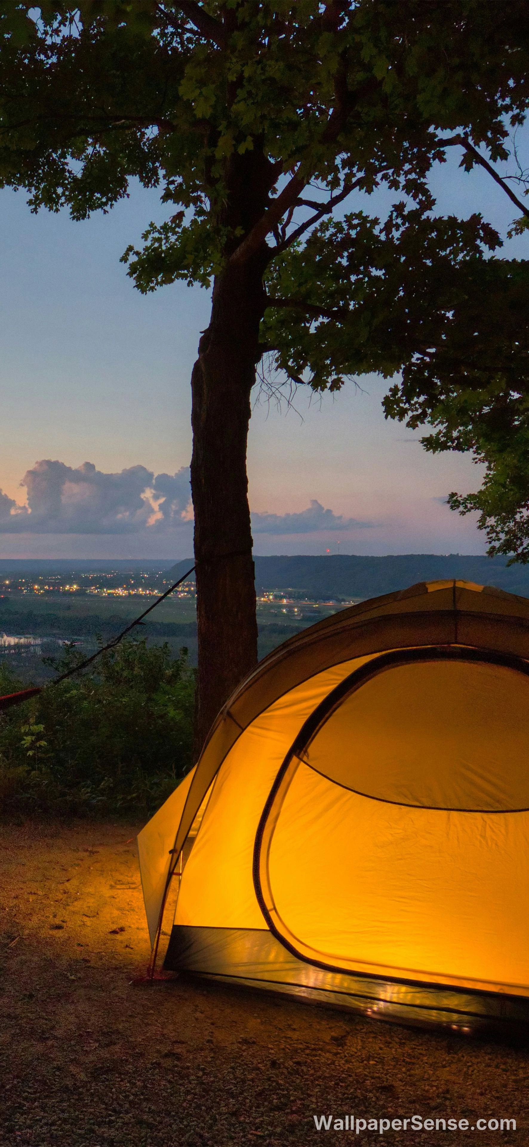Tente de camping minimaliste au crépuscule 4K fond d'écran pour téléphone
