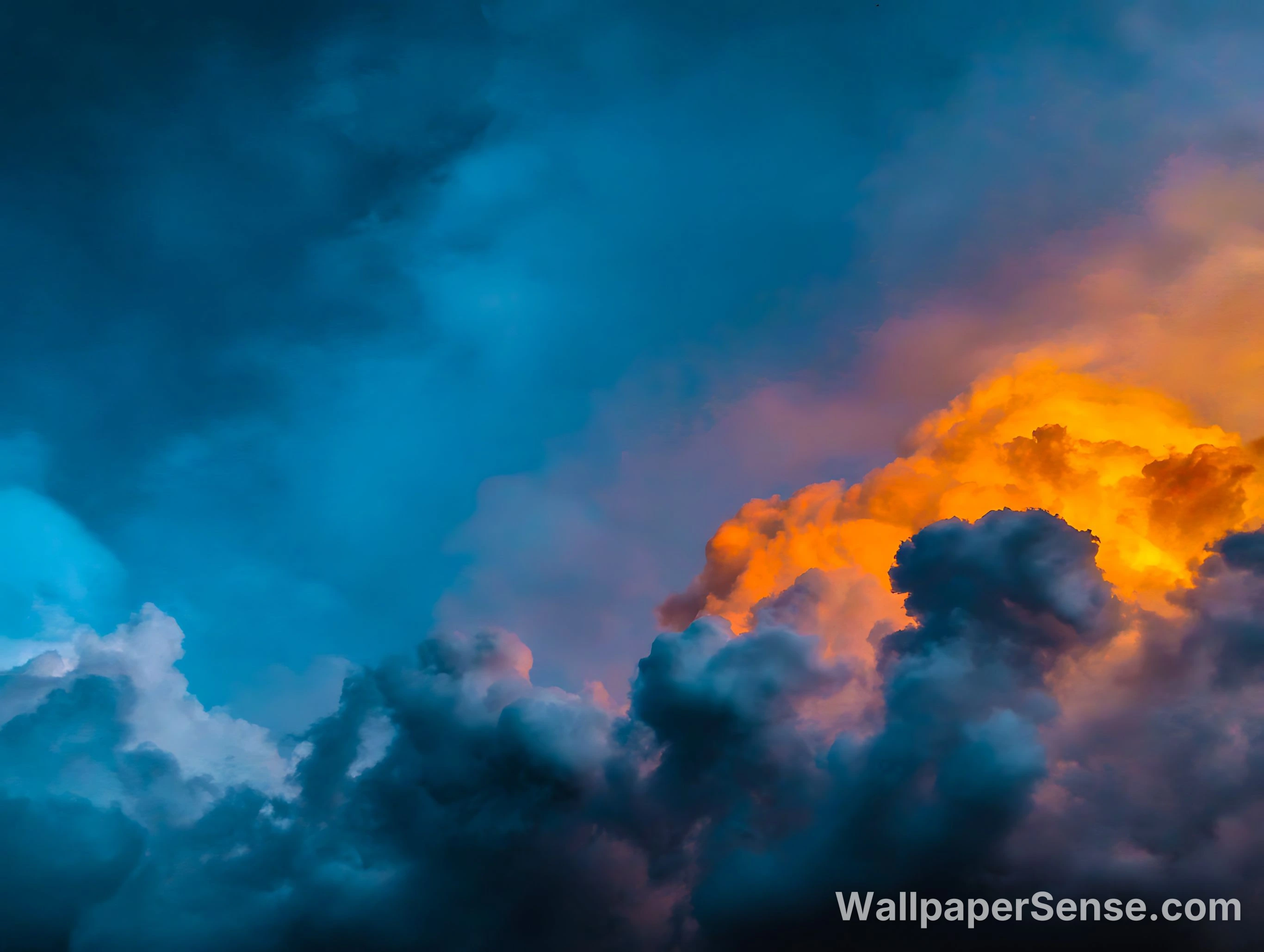 Nuages célestes dramatiques 4K pour fond d'écran