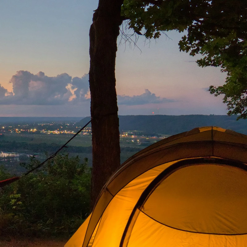 Tente de camping minimaliste au crépuscule 4K fond d'écran pour téléphone