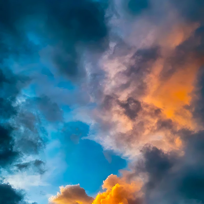Nuages célestes dramatiques 8K Ultra HD pour téléphone
