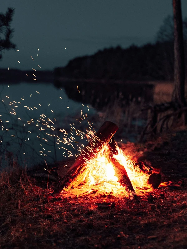 Night Campfire by Lake 4K Desktop Wallpaper
